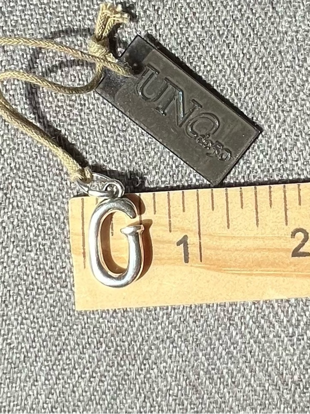 'G' Silver-tone Charm by UNO de 50 - Picture 4 of 4